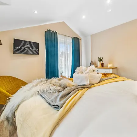 Luxury 2br Retreat With Private Garden And Parking By Altoluxo Short Lets & Serviced *