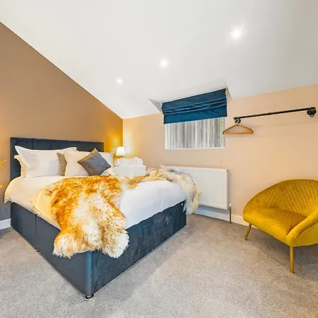 Luxury 2br Retreat With Private Garden And Parking By Altoluxo Short Lets & Serviced