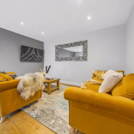 Luxury 2br Retreat With Private Garden And Parking By Altoluxo Short Lets & Serviced Apartmán