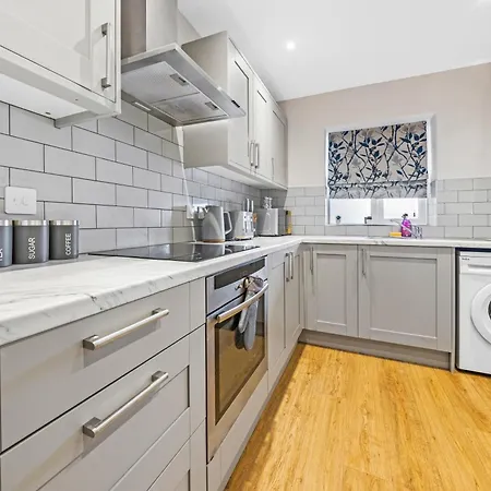 Luxury 2br Retreat With Private Garden And Parking By Altoluxo Short Lets & Serviced Bristol