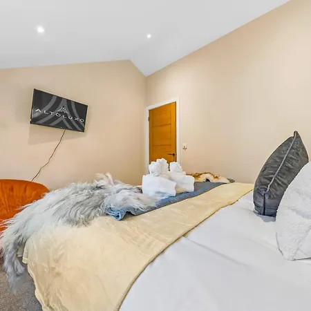 Luxury 2br Retreat With Private Garden And Parking By Altoluxo Short Lets & Serviced Apartmán