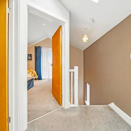 Luxury 2br Retreat With Private Garden And Parking By Altoluxo Short Lets & Serviced *