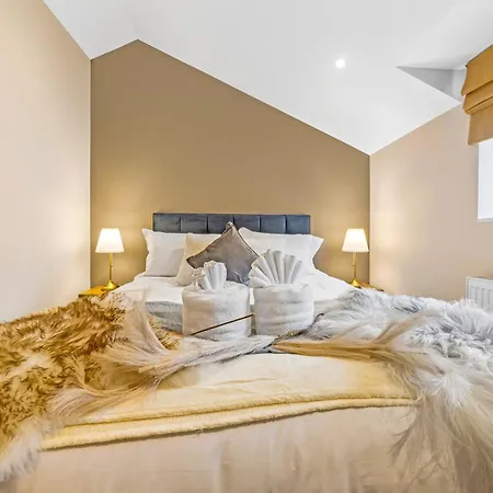 Luxury 2br Retreat With Private Garden And Parking By Altoluxo Short Lets & Serviced