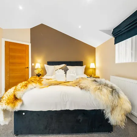 Luxury 2br Retreat With Private Garden And Parking By Altoluxo Short Lets & Serviced *