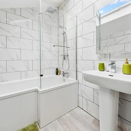 Luxury 2br Retreat With Private Garden And Parking By Altoluxo Short Lets & Serviced Bristol