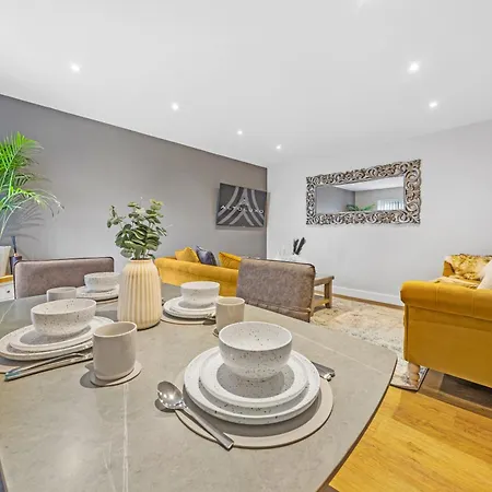 Luxury 2br Retreat With Private Garden And Parking By Altoluxo Short Lets & Serviced