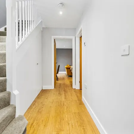 Luxury 2br Retreat With Private Garden And Parking By Altoluxo Short Lets & Serviced *