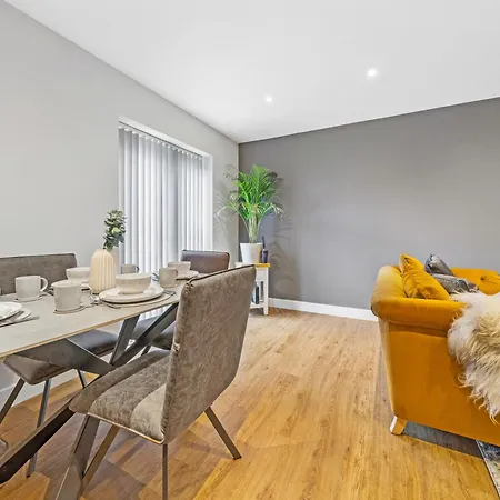 Luxury 2br Retreat With Private Garden And Parking By Altoluxo Short Lets & Serviced *
