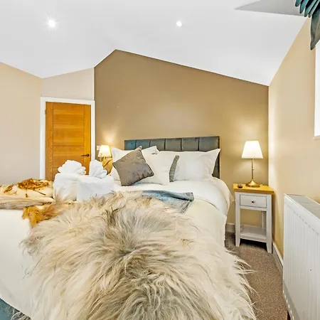 Luxury 2br Retreat With Private Garden And Parking By Altoluxo Short Lets & Serviced Apartmán