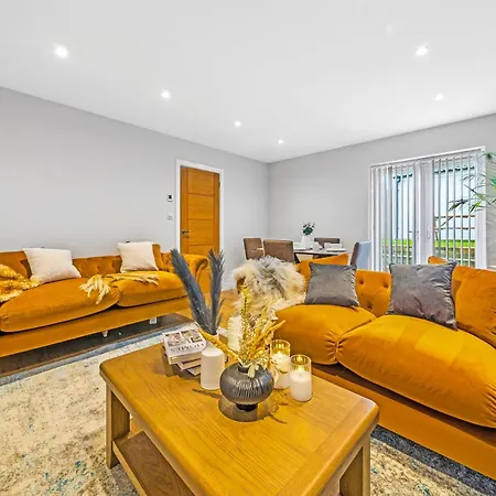 Luxury 2br Retreat With Private Garden And Parking By Altoluxo Short Lets & Serviced
