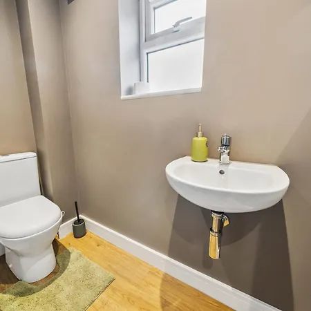 Luxury 2br Retreat With Private Garden And Parking By Altoluxo Short Lets & Serviced *